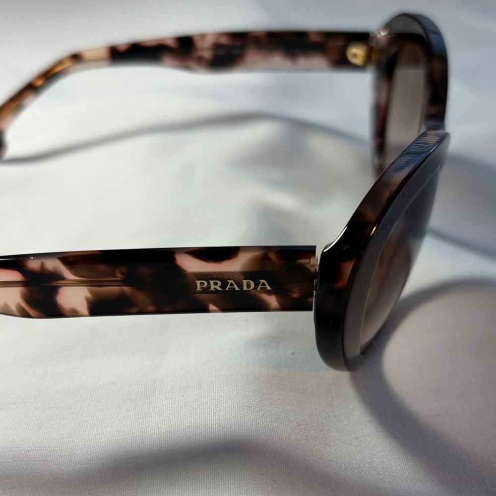 Prada Brown Tortoise Women's Sunglasses!
Price Drop! Case and cloth included!